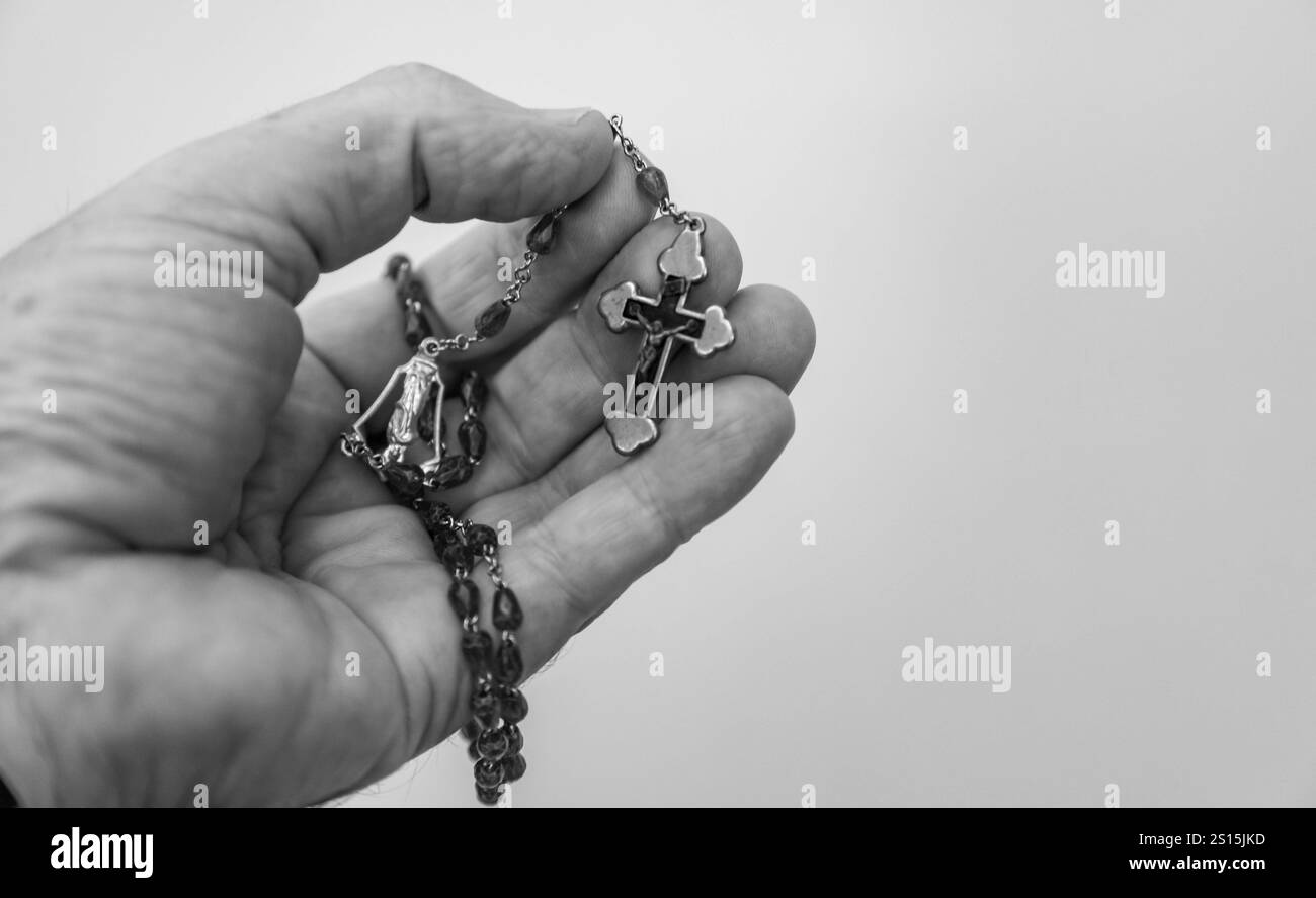 Kreatives Foto eines katholischen Rosenkranzes mit rotem Rubin ​​beads Stockfoto