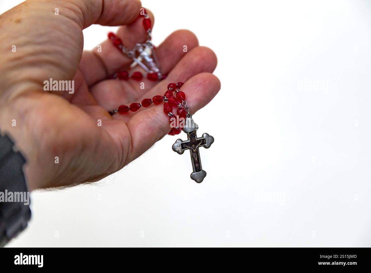 Kreatives Foto eines katholischen Rosenkranzes mit rotem Rubin ​​beads Stockfoto