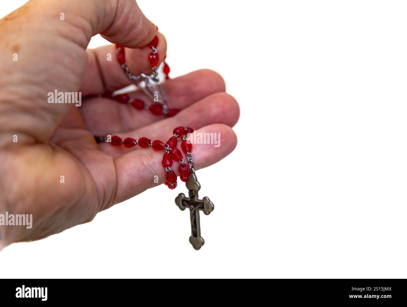 Kreatives Foto eines katholischen Rosenkranzes mit rotem Rubin ​​beads Stockfoto