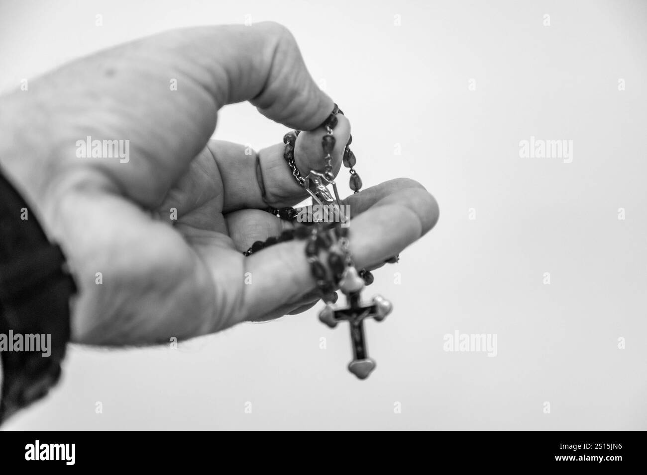 Kreatives Foto eines katholischen Rosenkranzes mit rotem Rubin ​​beads Stockfoto