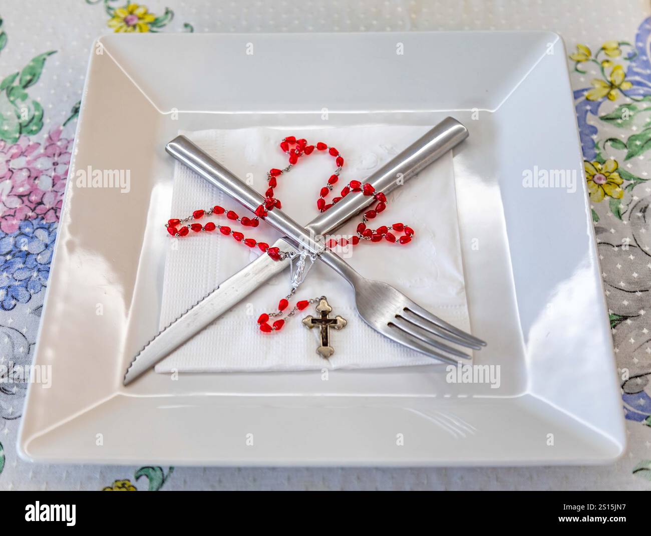 Kreatives Foto eines katholischen Rosenkranzes mit rotem Rubin ​​beads Stockfoto