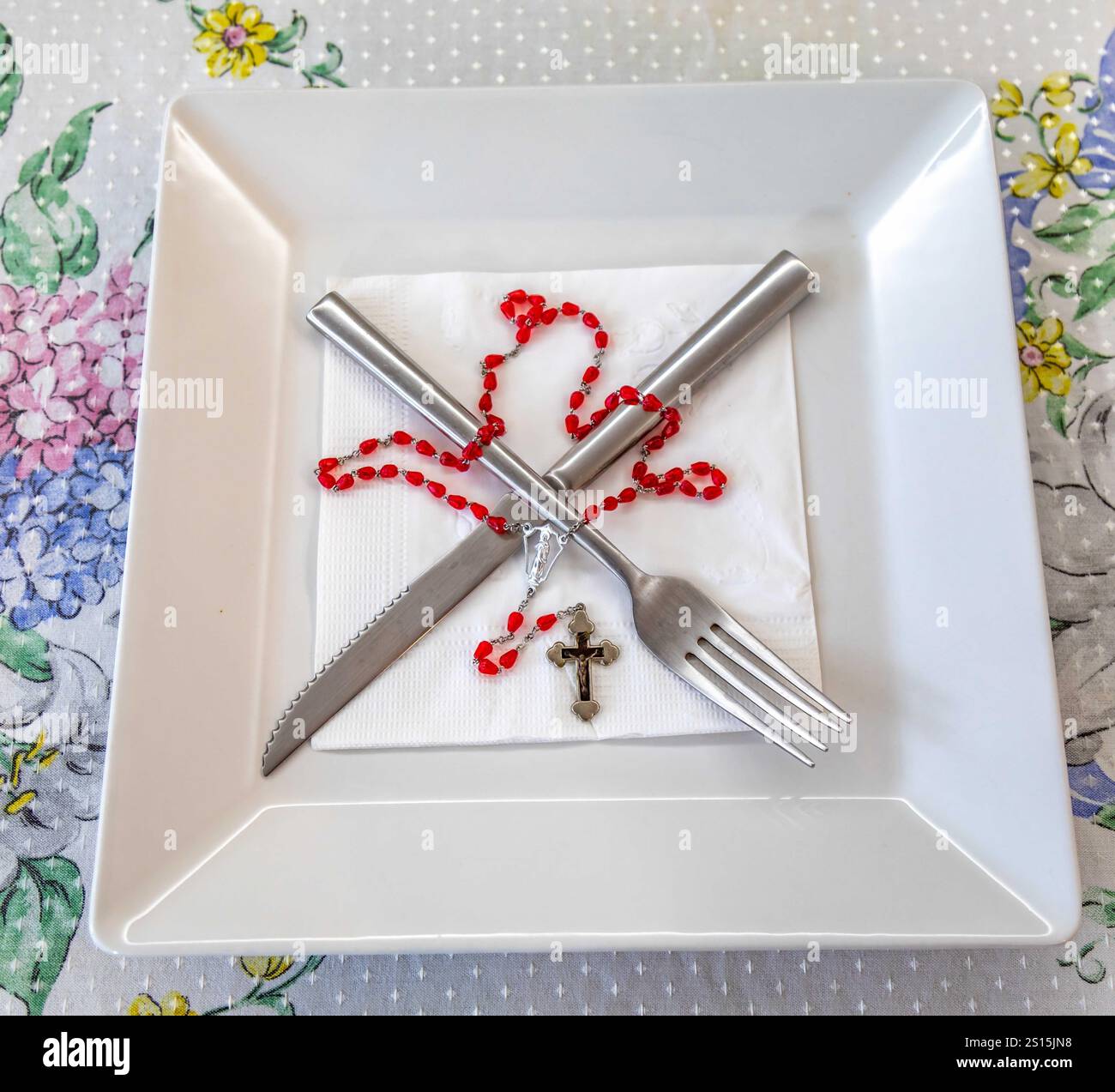 Kreatives Foto eines katholischen Rosenkranzes mit rotem Rubin ​​beads Stockfoto