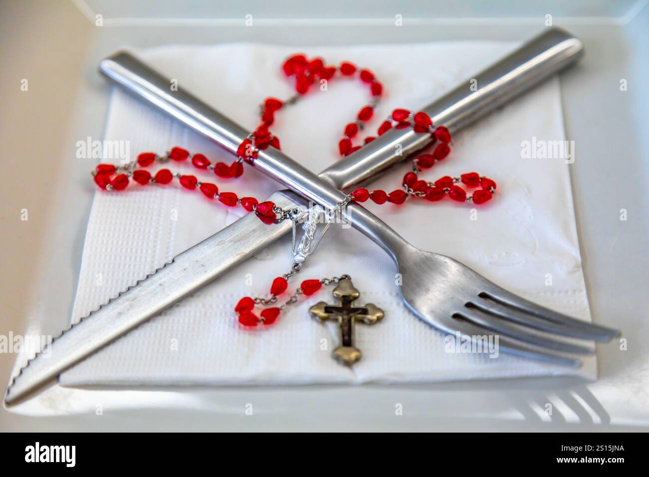 Kreatives Foto eines katholischen Rosenkranzes mit rotem Rubin ​​beads Stockfoto