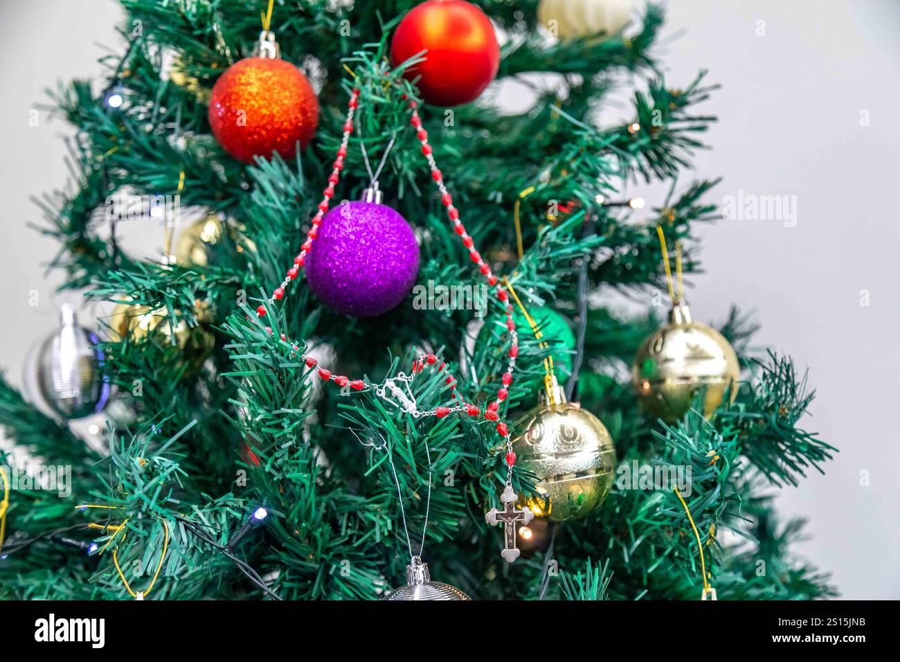 Kreatives Foto eines katholischen Rosenkranzes mit rotem Rubin ​​beads Stockfoto