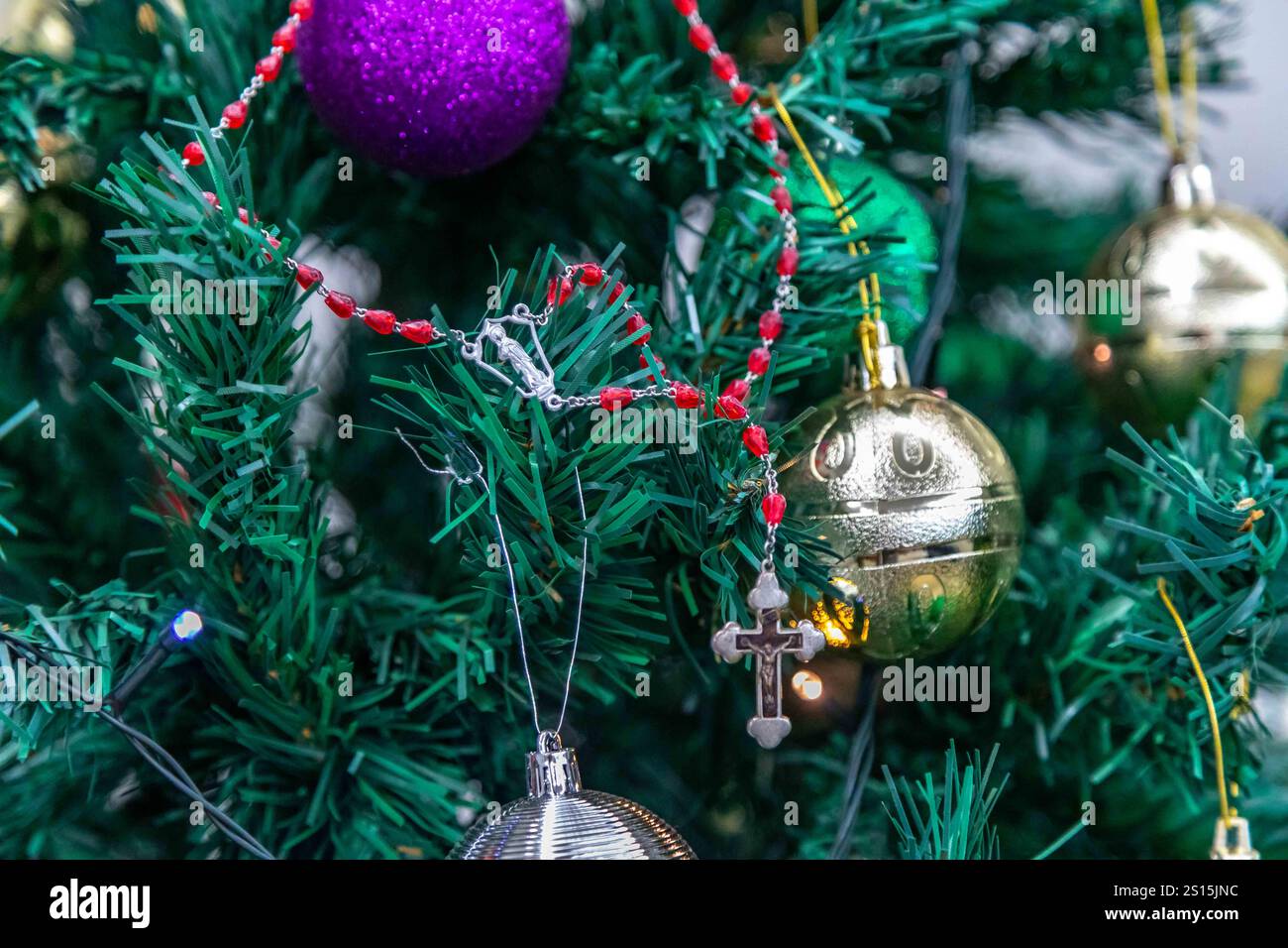 Kreatives Foto eines katholischen Rosenkranzes mit rotem Rubin ​​beads Stockfoto