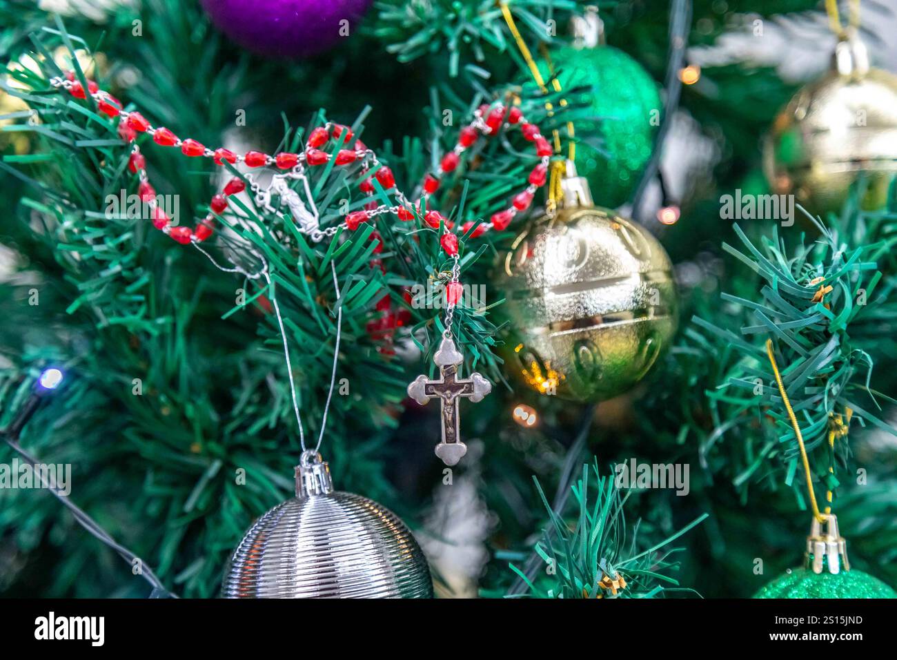 Kreatives Foto eines katholischen Rosenkranzes mit rotem Rubin ​​beads Stockfoto