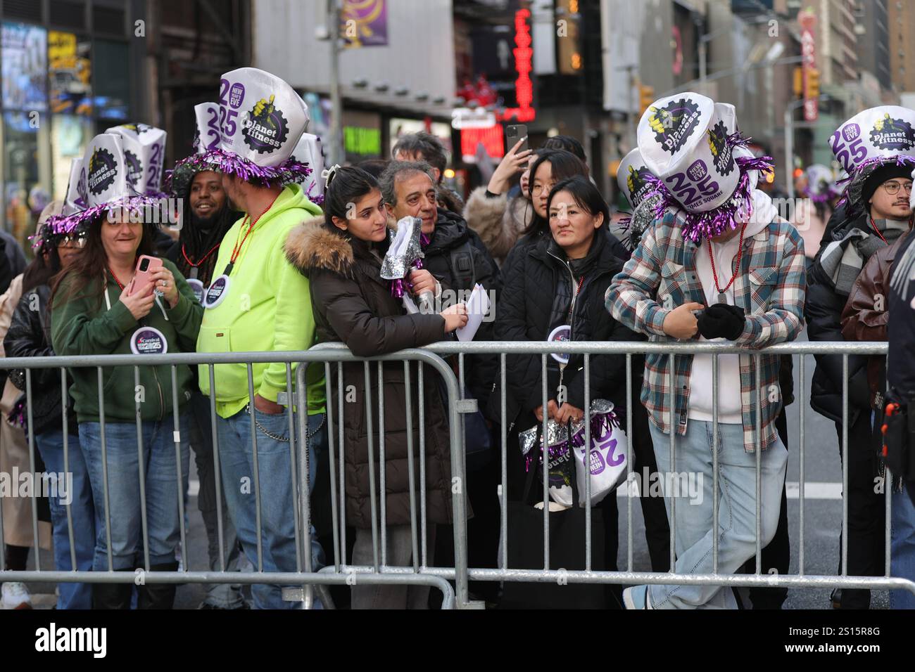 New York, USA. Januar 2025. NY, USA. Januar 2025. NEW YORK, NY - DEZEMBER 31: Ein spektakulärer Blick auf den Times Square mit Tausenden von Nachtschwärmern, die sich am 31. Dezember 2024 in New York City auf die Silvesterfeier vorbereiten. Die legendäre Veranstaltung begrüßte das neue Jahr mit blendenden Lichtern, Konfetti und erhöhten Sicherheitsmaßnahmen. Quelle: ZUMA Press, Inc./Alamy Live News Stockfoto
