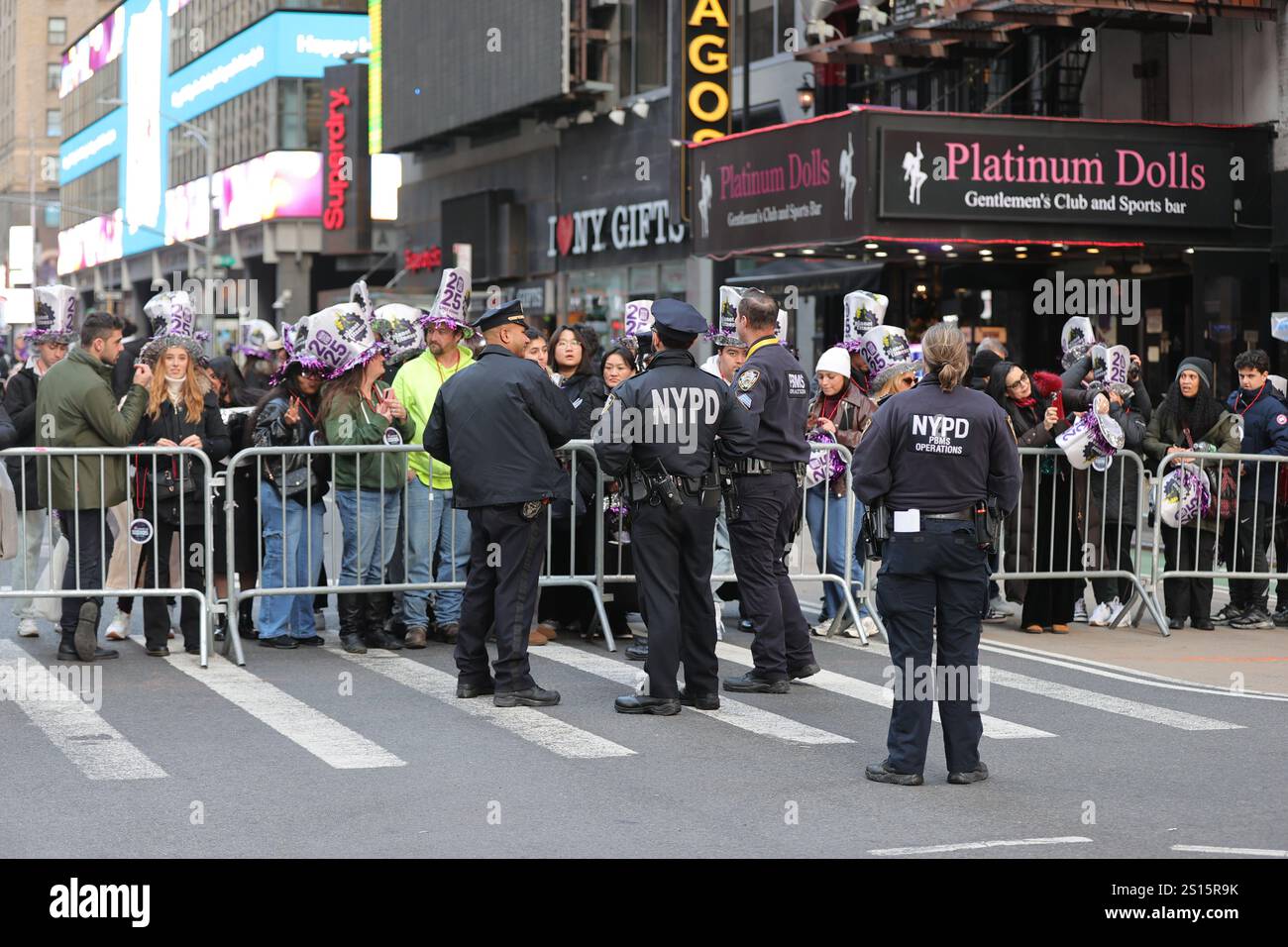 New York, USA. Januar 2025. NY, USA. Januar 2025. NEW YORK, NY - DEZEMBER 31: Ein spektakulärer Blick auf den Times Square mit Tausenden von Nachtschwärmern, die sich am 31. Dezember 2024 in New York City auf die Silvesterfeier vorbereiten. Die legendäre Veranstaltung begrüßte das neue Jahr mit blendenden Lichtern, Konfetti und erhöhten Sicherheitsmaßnahmen. Quelle: ZUMA Press, Inc./Alamy Live News Stockfoto