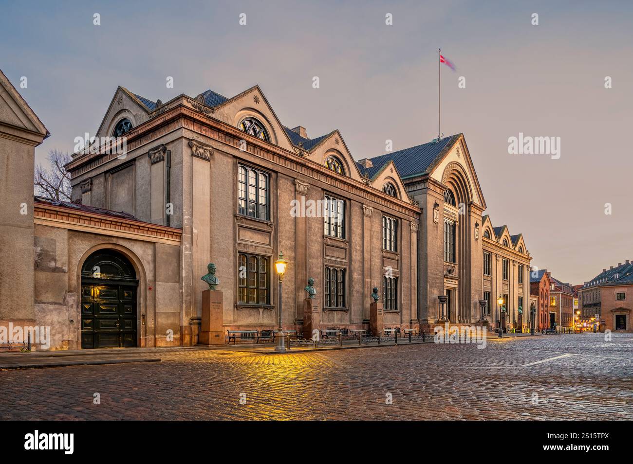 Hauptgebäude der Universität Kopenhagen bei Nacht, Frue Plads, Dänemark, 12. Dezember 2024 Stockfoto