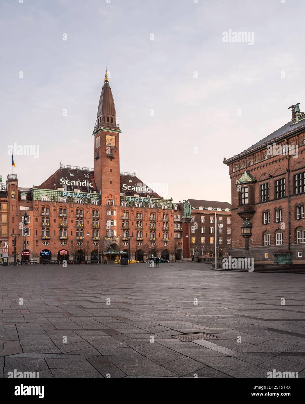 Kopenhagen Rathaus und Scandic Palace Hotel vor grauem Himmel, Dänemark, 12. Dezember 2024 Stockfoto