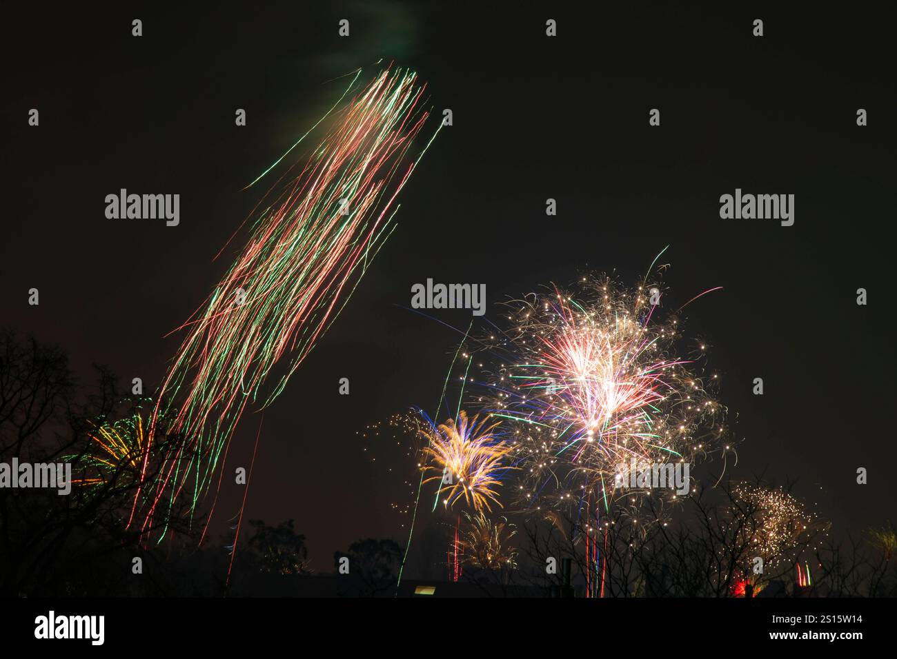 Silvester Menschen begrüßt am 1. Januar 2025 mit Feuerwerk in Berlin ...
