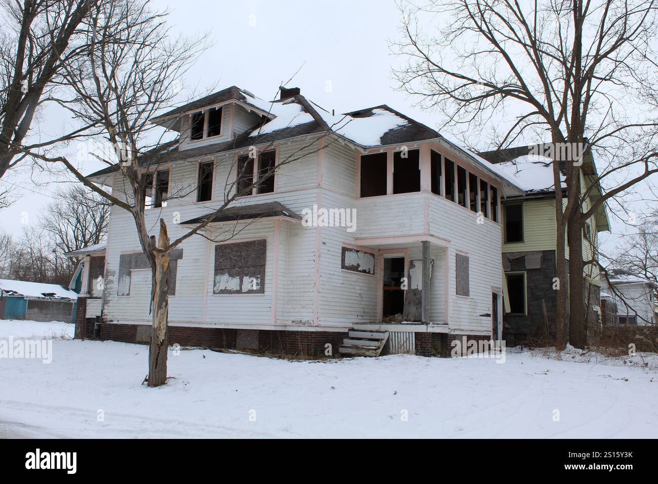 Verlassenes und an Bord gekommenes amerikanisches vier-Platz-Haus im Winter in Flint, Michigan Stockfoto