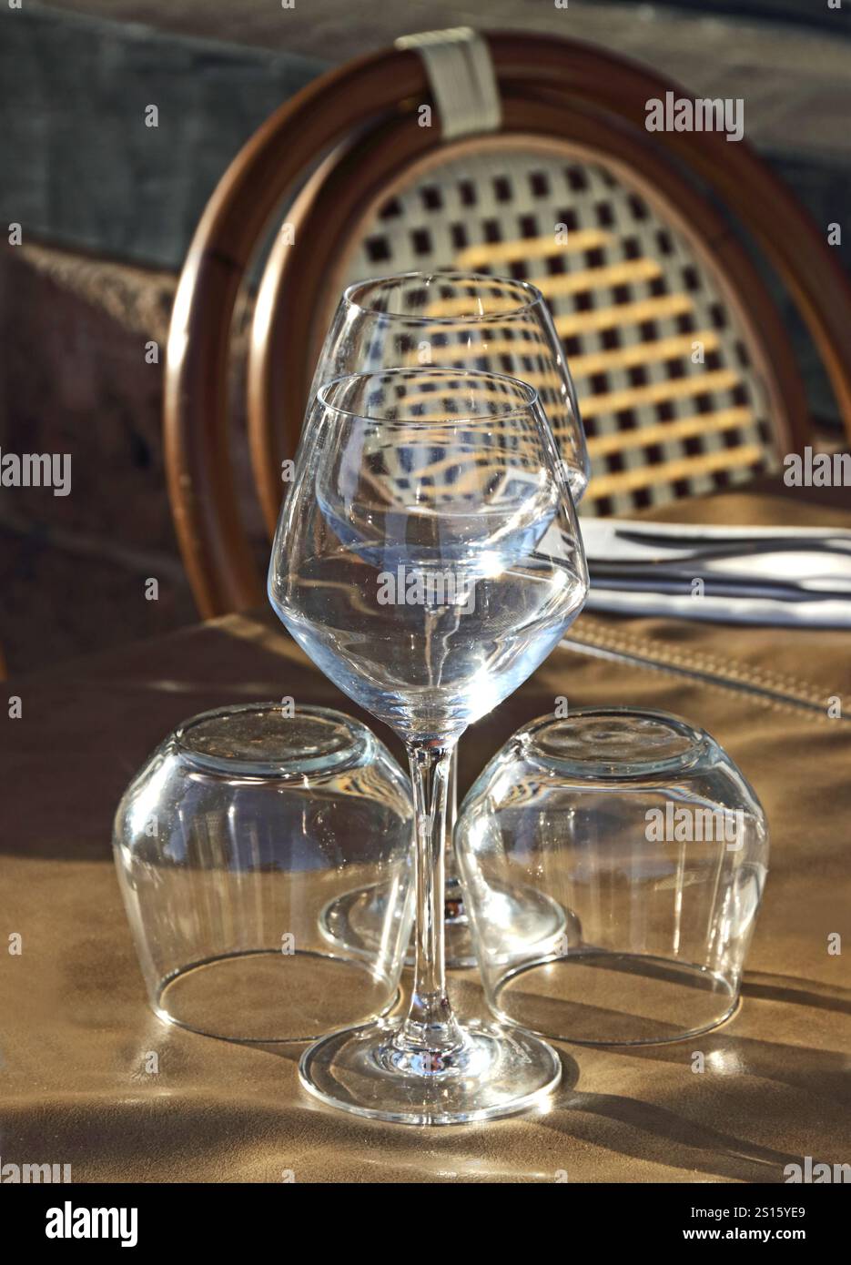 Wasser- und Weingläser auf dem Restauranttisch, Honfleur Stockfoto