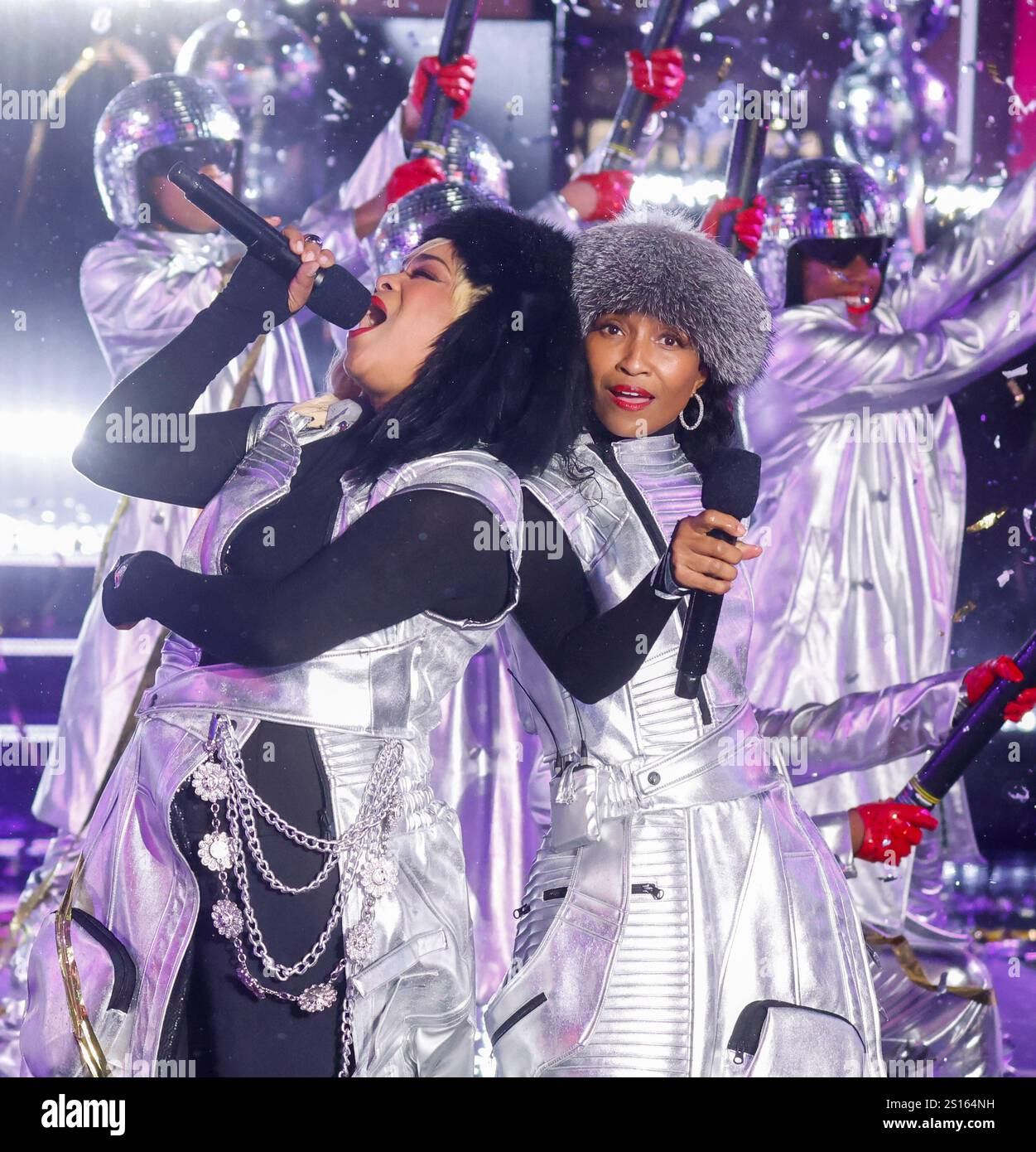 New York, Usa. Dezember 2024 31. Tionne Tenese Watkins (L) und Rozonda Thomas treten am Dienstag, den 31. Dezember 2024, in New York auf. Schätzungsweise eine Million Menschen sind am Times Square versammelt und über eine Milliarde Menschen werden weltweit zusehen, wie der traditionelle Waterford Crystal Ball 2025 fallen wird. Foto: John Angelillo/UPI Credit: UPI/Alamy Live News Stockfoto