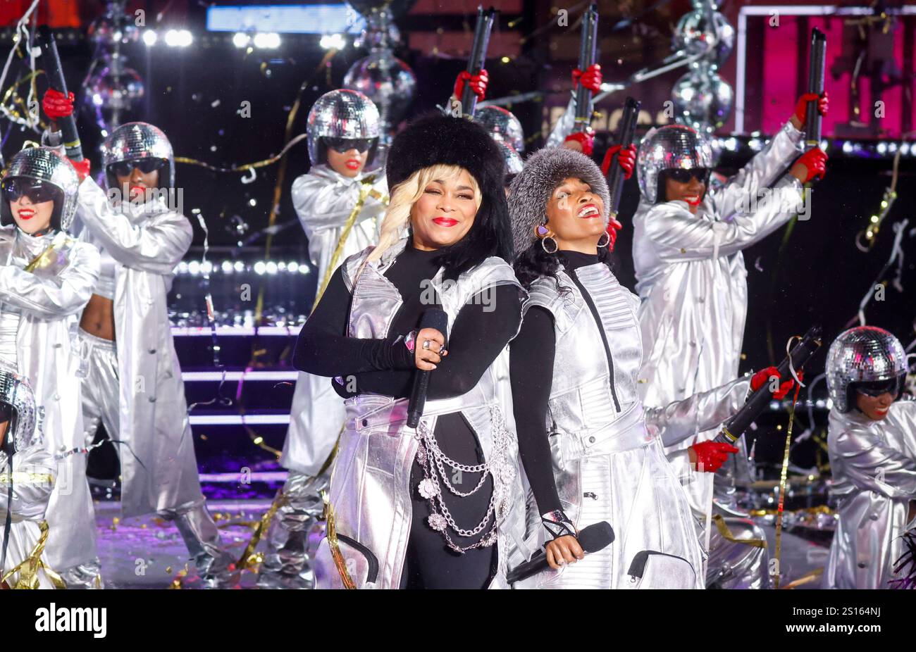 New York, Usa. Dezember 2024 31. Tionne Tenese Watkins (L) und Rozonda Thomas treten am Dienstag, den 31. Dezember 2024, in New York auf. Schätzungsweise eine Million Menschen sind am Times Square versammelt und über eine Milliarde Menschen werden weltweit zusehen, wie der traditionelle Waterford Crystal Ball 2025 fallen wird. Foto: John Angelillo/UPI Credit: UPI/Alamy Live News Stockfoto