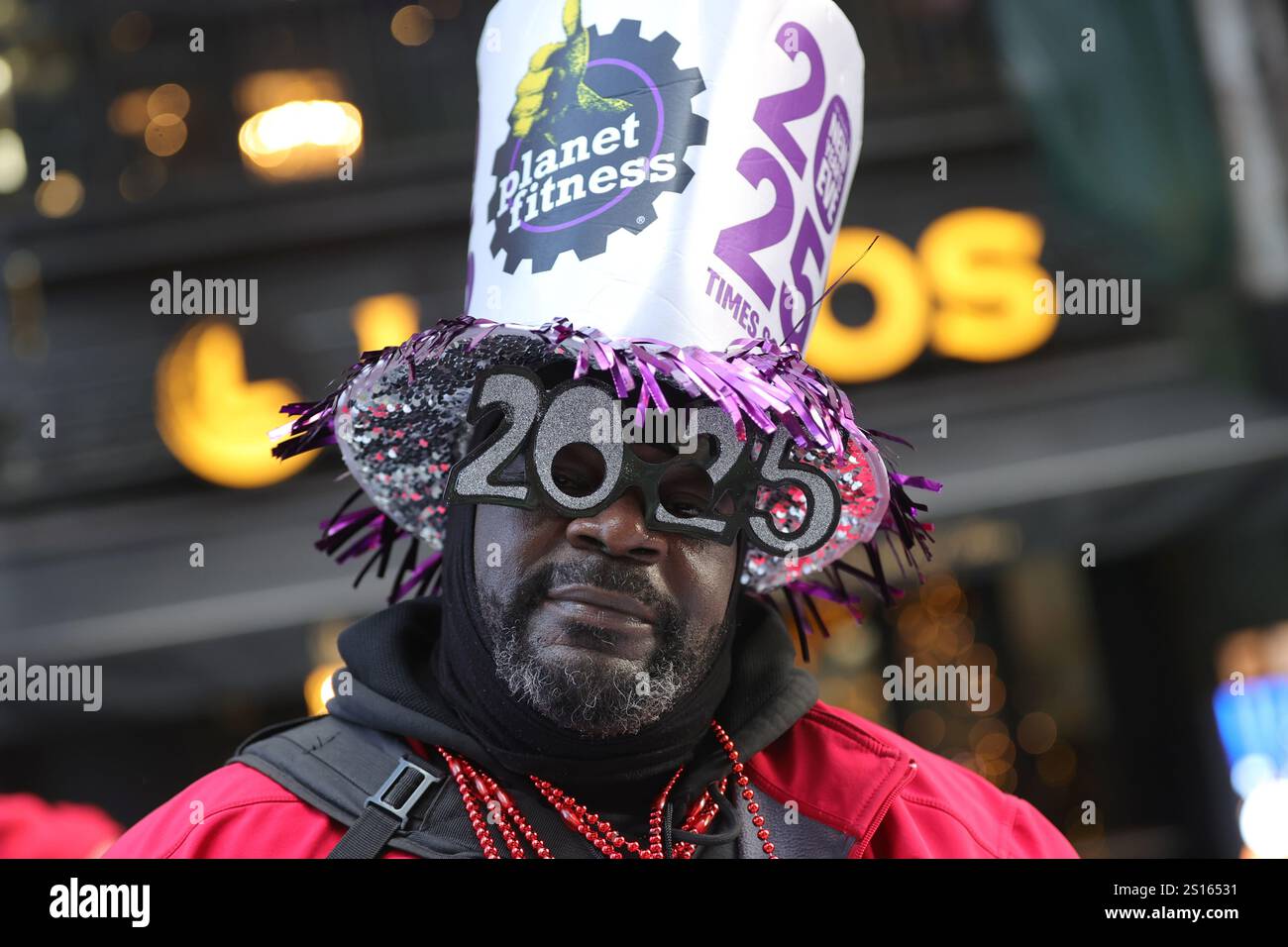 New York, USA. Januar 2025. New York, New York, USA. Dezember 2024 31. Times Square mit Tausenden von Nachtschwärmern, die sich auf Silvester in New York City vorbereiten. Die legendäre Veranstaltung begrüßte das neue Jahr mit blendenden Lichtern, Konfetti und erhöhten Sicherheitsmaßnahmen. Quelle: ZUMA Press, Inc./Alamy Live News Stockfoto