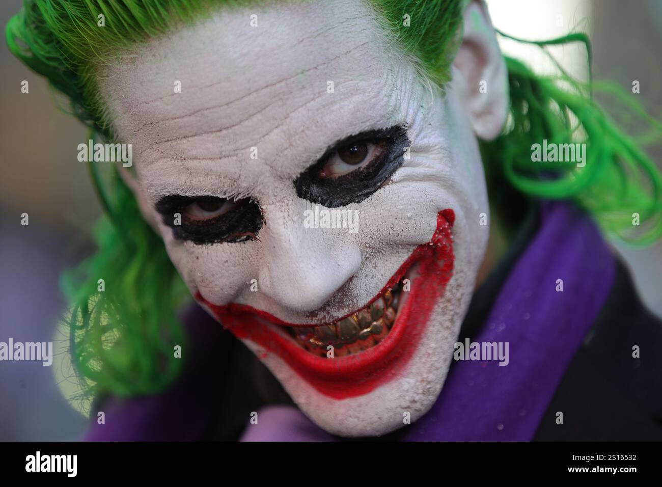 New York, USA. Januar 2025. New York, New York, USA. Dezember 2024 31. Times Square mit Tausenden von Nachtschwärmern, die sich auf Silvester vorbereiten, einschließlich des JOKERS unter schwerer NYPD-Sicherheit in New York City. Die legendäre Veranstaltung begrüßte das neue Jahr mit blendenden Lichtern, Konfetti und erhöhten Sicherheitsmaßnahmen. Quelle: ZUMA Press, Inc./Alamy Live News Stockfoto