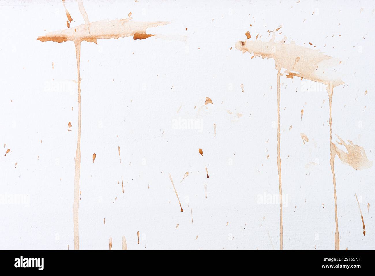 Abstrakte, braune, schmutzige Farbgestaltung auf der zerfetzten weißen Wand. Stockfoto