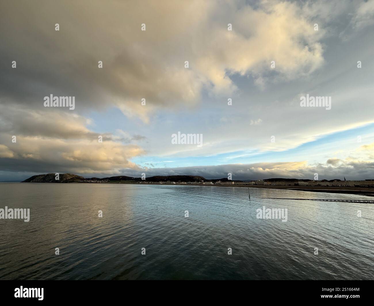 Abend am Strand in Llandudno, Wales Stockfoto