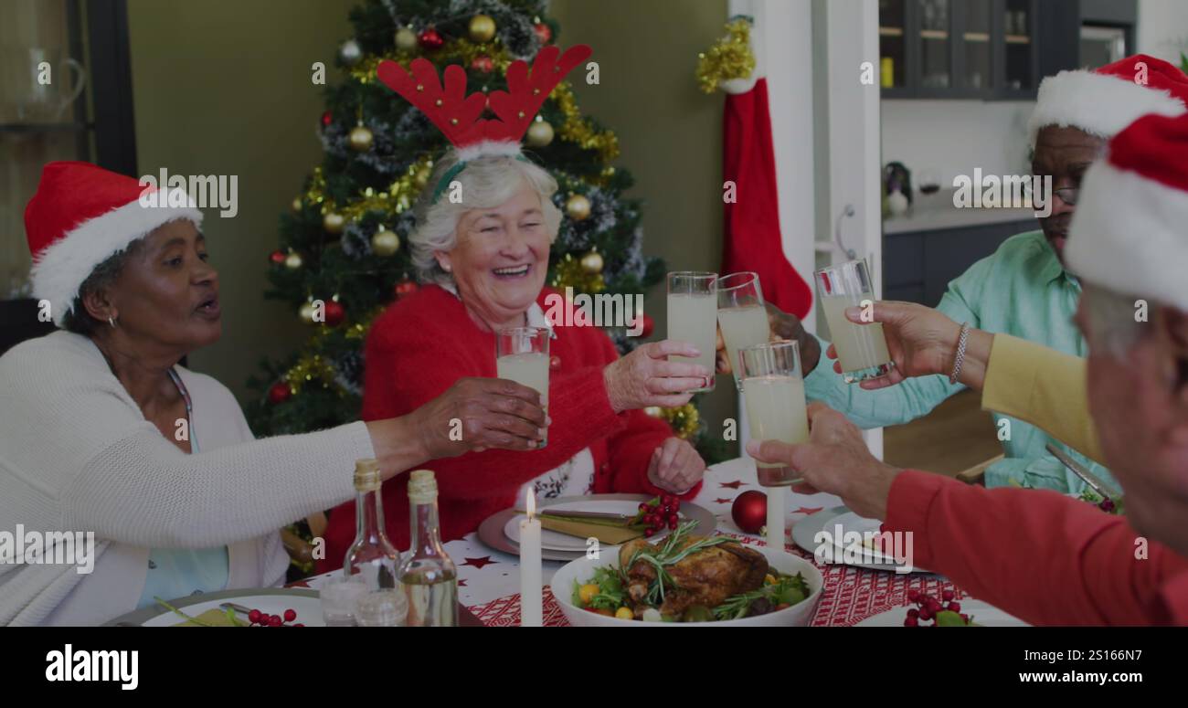 Seniorenfreunde feiern die Festtage zu Hause Stockfoto