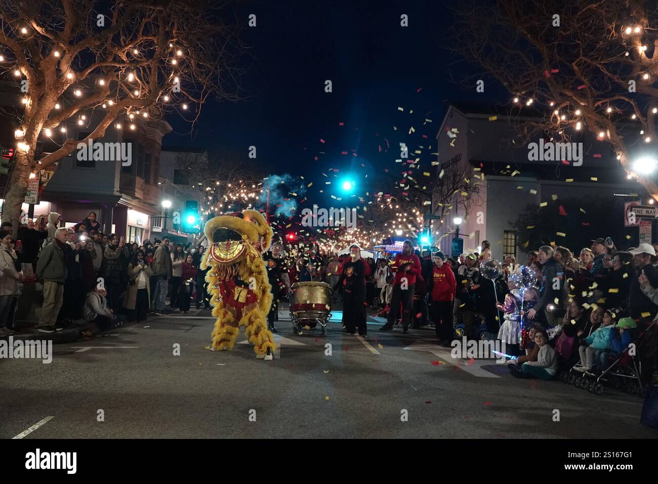 Monterey, USA. Januar 2025. Monterey, Monterey Peninsula, Kalifornien USA - 31. Dezember 2024 Einheimische und Touristen genießen einen klassischen Start ins neue Jahr in und um die Alvarado Street und das Monterey Convention Center hier: Der chinesische Drache und seine Schlagzeuger Credit: Motofoto/Alamy Live News Stockfoto