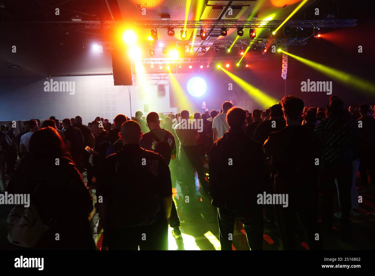 Eine Menge Leute, die beim Konzert tanzen Stockfoto