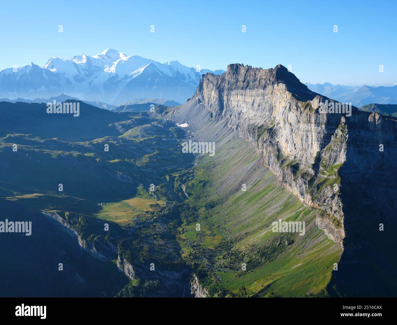 LUFTAUFNAHME. Massive östliche Klippe von Rochers des FIZ. Mont-Blanc-Massiv in der Ferne. Passy, Haute-Savoie, Auvergne-Rhône-Alpes, Frankreich. Stockfoto