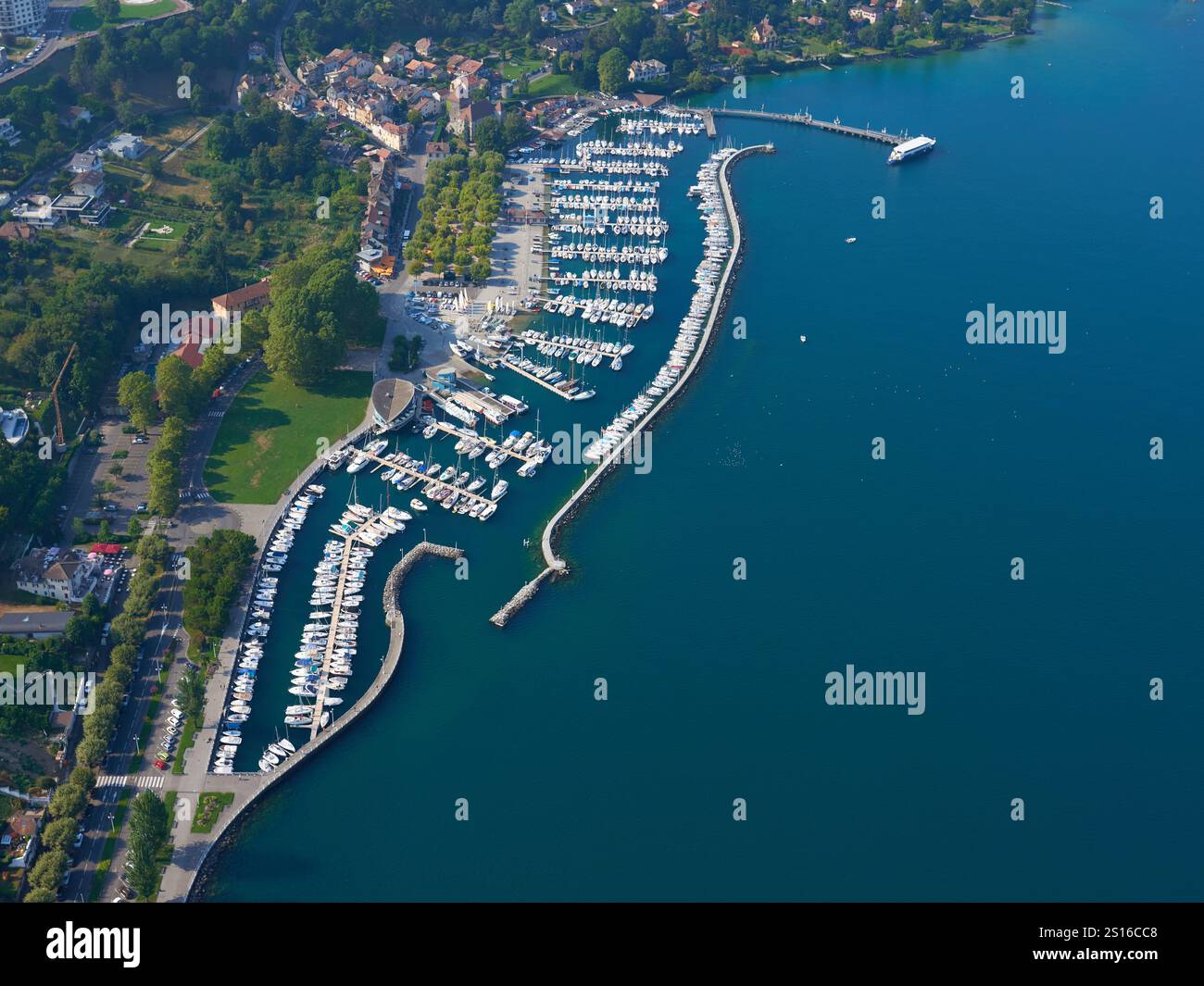 LUFTAUFNAHME. Marina von Thonon-les-Bains am Südufer des Genfer Sees. Haute-Savoie, Auvergne-Rhône-Alpes, Frankreich. Stockfoto