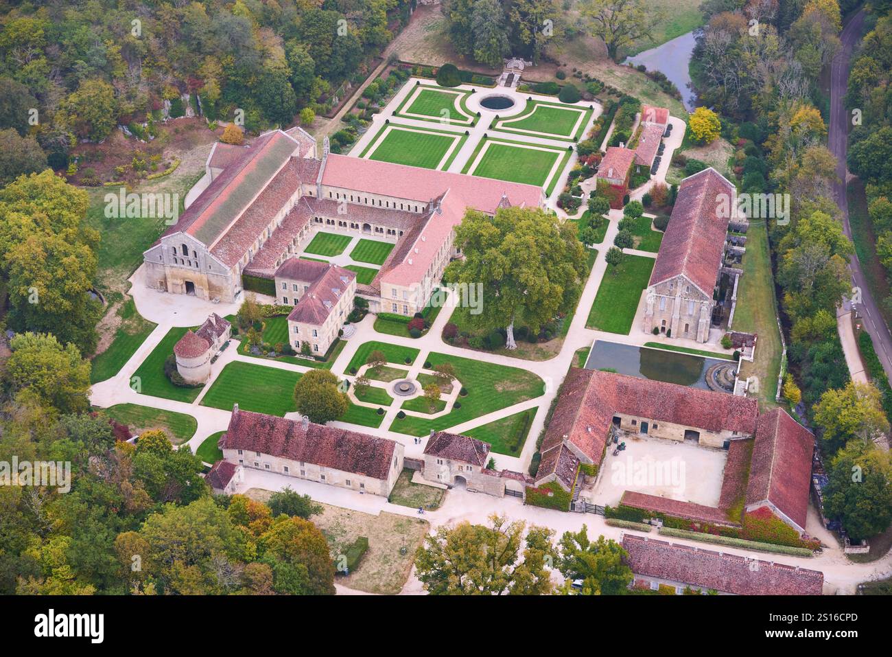LUFTAUFNAHME. Fontenay Abbey. Montbard, Côte d'Or, Bourgogne-Franche-Comté, Frankreich. Stockfoto