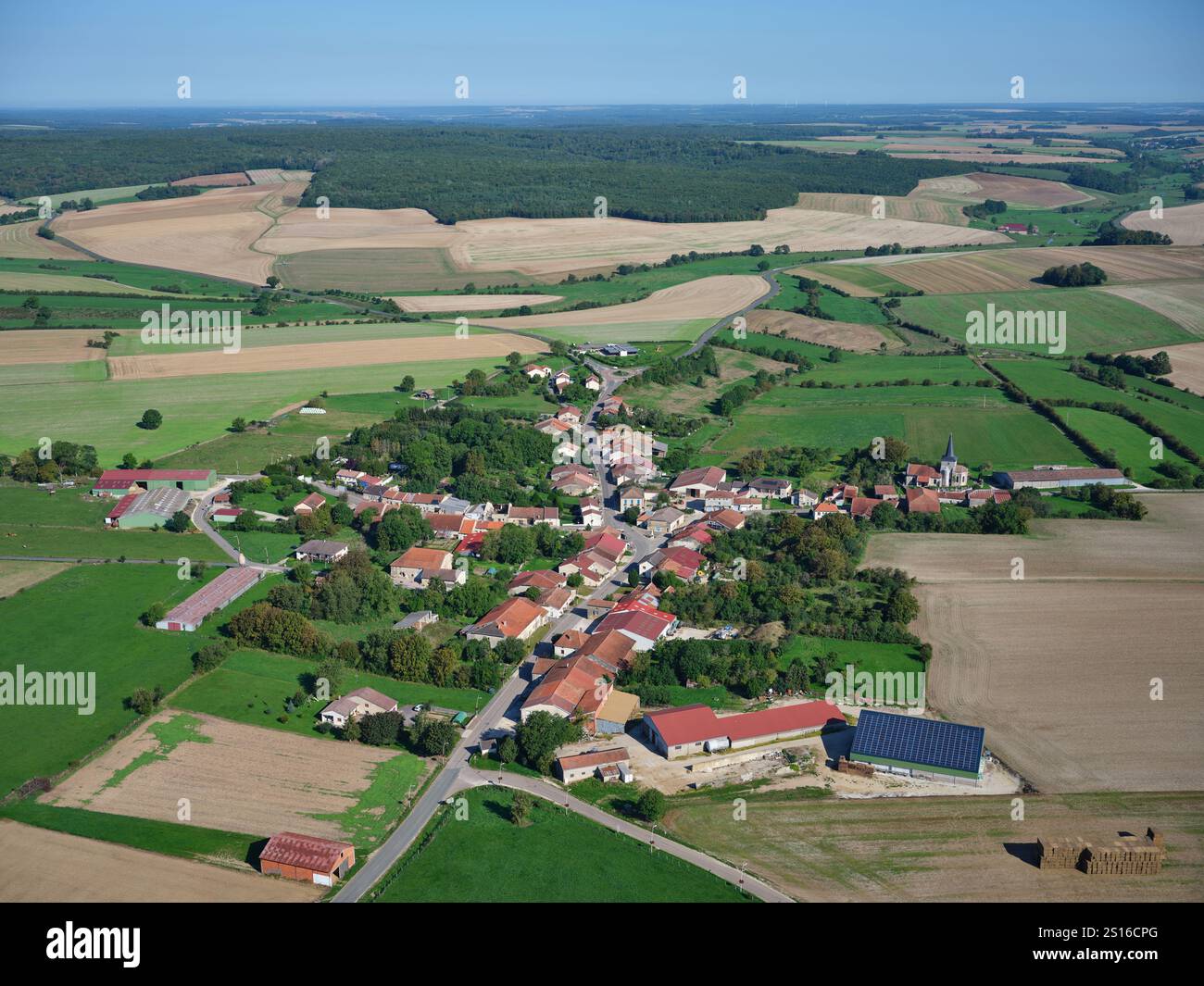 LUFTAUFNAHME. Unscheinbares Dorf Bure, das dem nahegelegenen unterirdischen Atomforschungslabor seinen Namen gab. Mause / Haute-Marne, Frankreich. Stockfoto