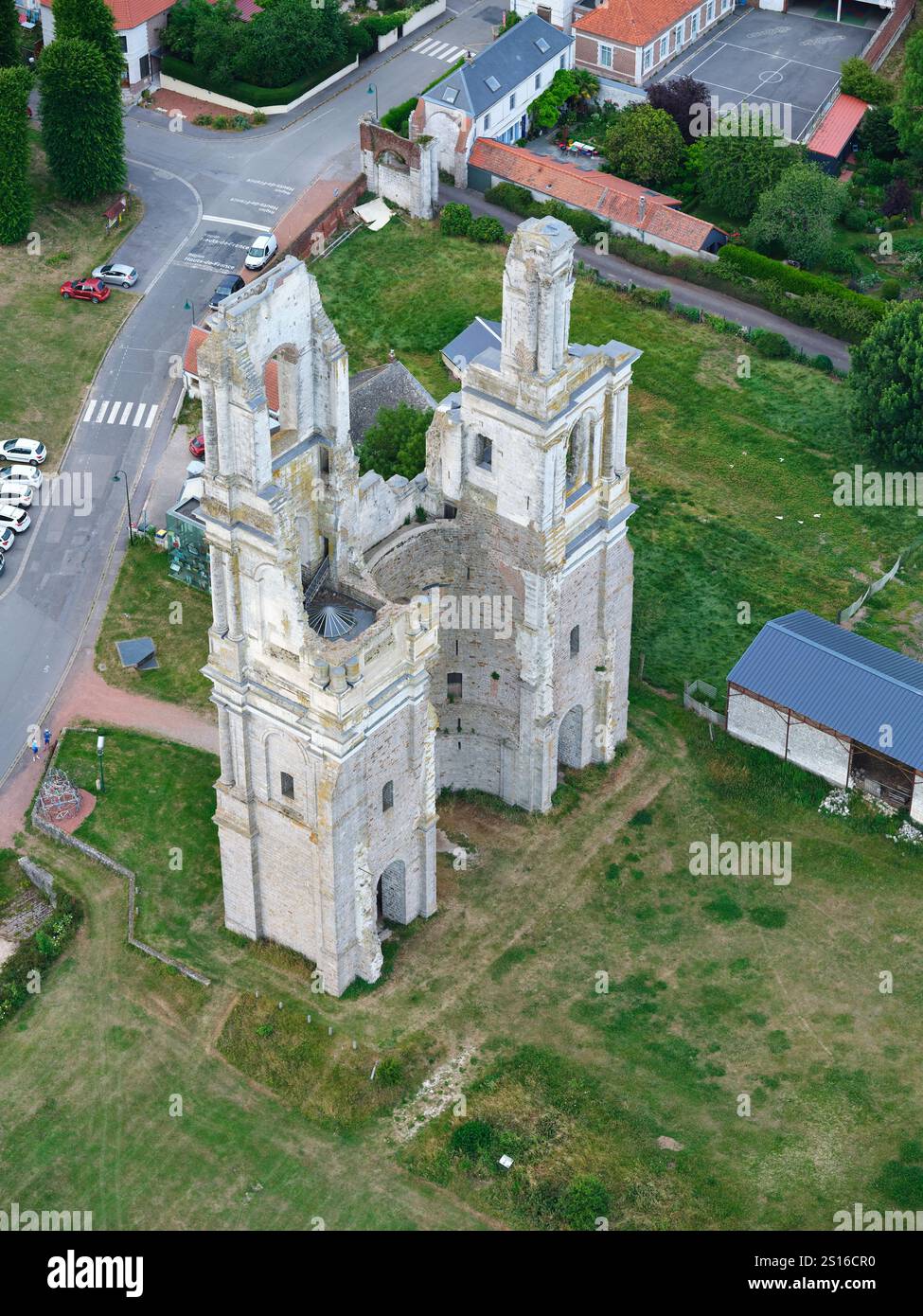 LUFTAUFNAHME. Ruinen der alten Abtei von Mont-Saint-Eloi. Pas-de-Calais, Hauts-de-France, Frankreich. Stockfoto