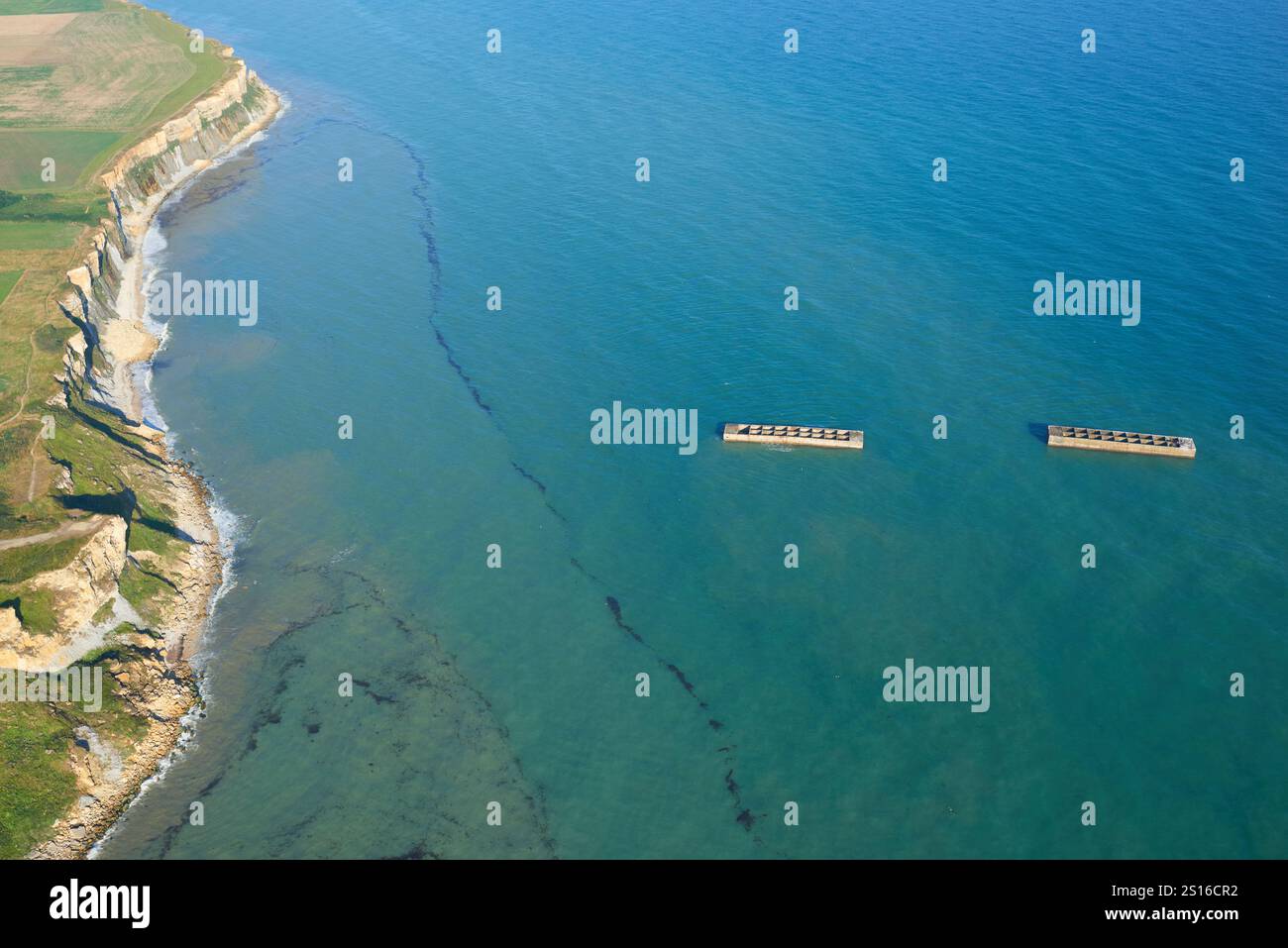 LUFTAUFNAHME. Künstlicher Hafen von Maulbeeren. Arromanches-les-Bains, Calvados, Normandie, Frankreich. Stockfoto