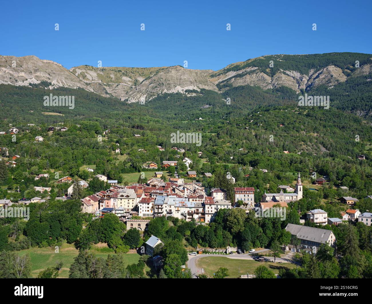 LUFTAUFNAHME. Malerisches Dorf Beauvezer auf einer kleinen Klippe im Upper Verdon Valley. Alpes-de-Haute-Provence, Frankreich. Stockfoto