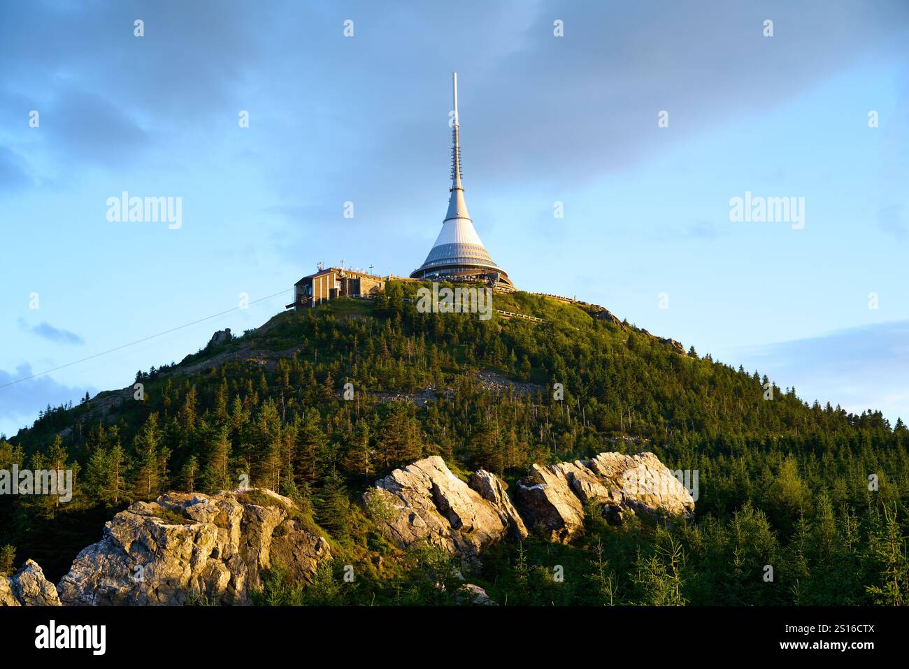Hyperboloide Struktur (Höhe: 94 m) auf dem Berg Ještěd (Höhe: 1012 m) als TV-Antenne und Hotel. Ještěd-Turm, Liberec, Tschechien. Stockfoto