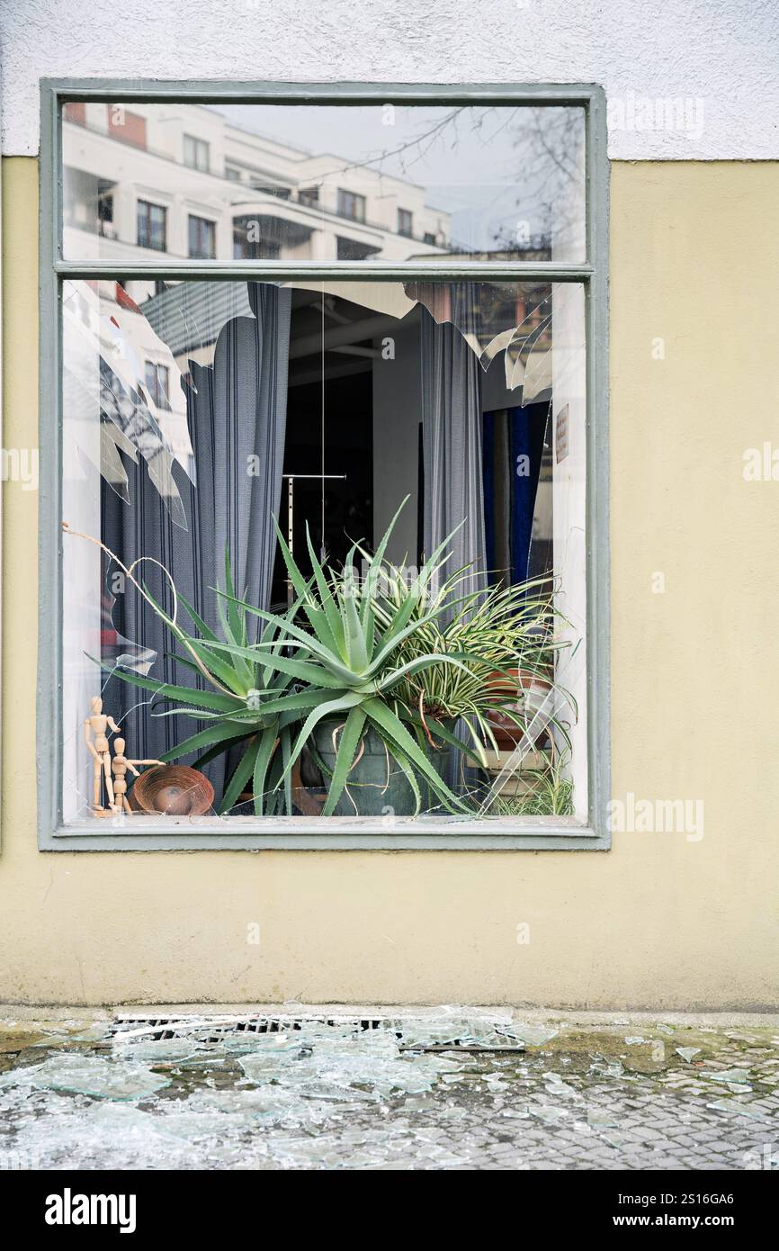 01.01.2025,Neujahr,Berlin,Impressionen vom ersten Tag des Jahres 2025.Zahlreiche Fensterscheiben von Wohnhäusern sind durch Feuerwerkskörper zu Schaden gekommen. Bezirk Schöneberg Hauptstraße/Belziger Straße/Vorbergstraße Stockfoto