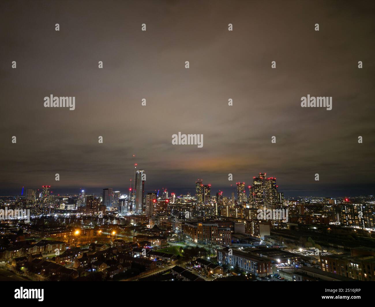 Luftaufnahme von Manchester mit Blick auf den Deansgate Square Komplex bei Sonnenuntergang und Dämmerung Stockfoto