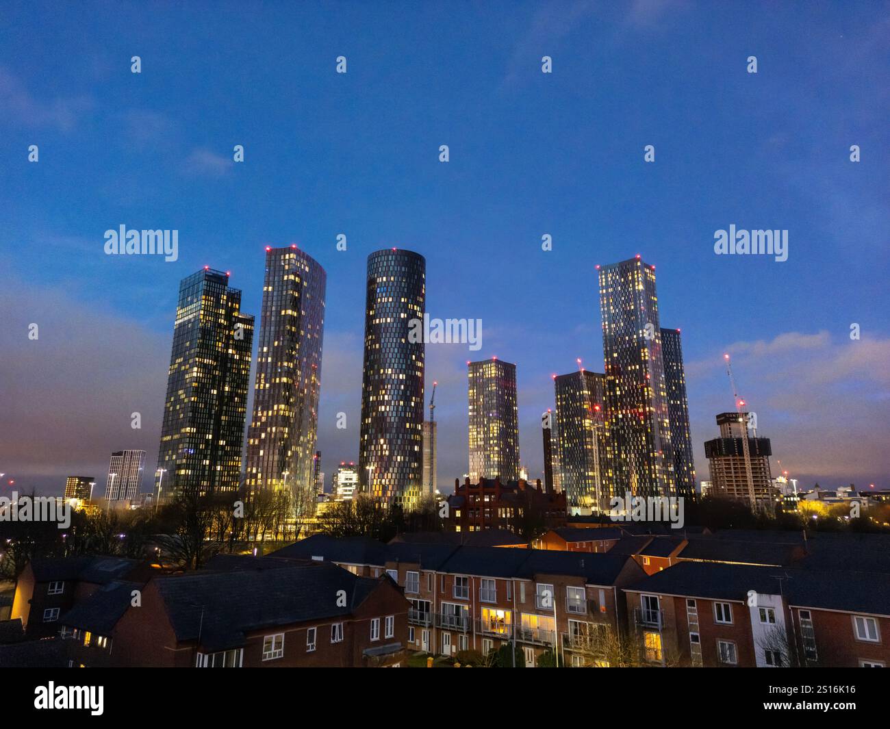 Luftaufnahme von Manchester mit Blick auf den Deansgate Square Komplex bei Sonnenuntergang und Dämmerung Stockfoto