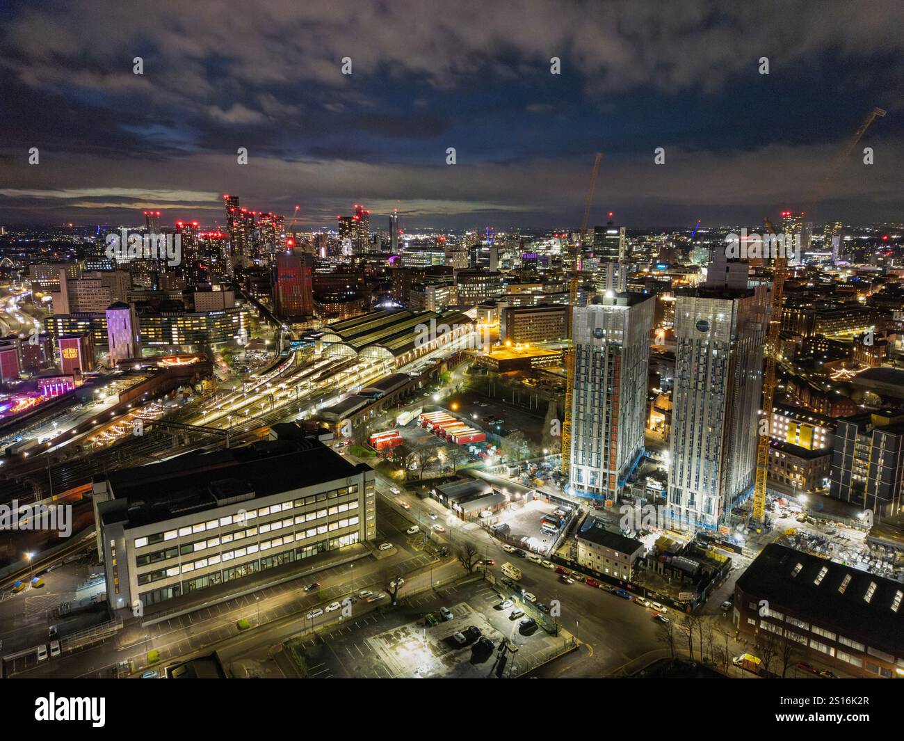 Luftaufnahme von Manchester mit Blick auf den Deansgate Square Komplex bei Sonnenuntergang und Dämmerung Stockfoto