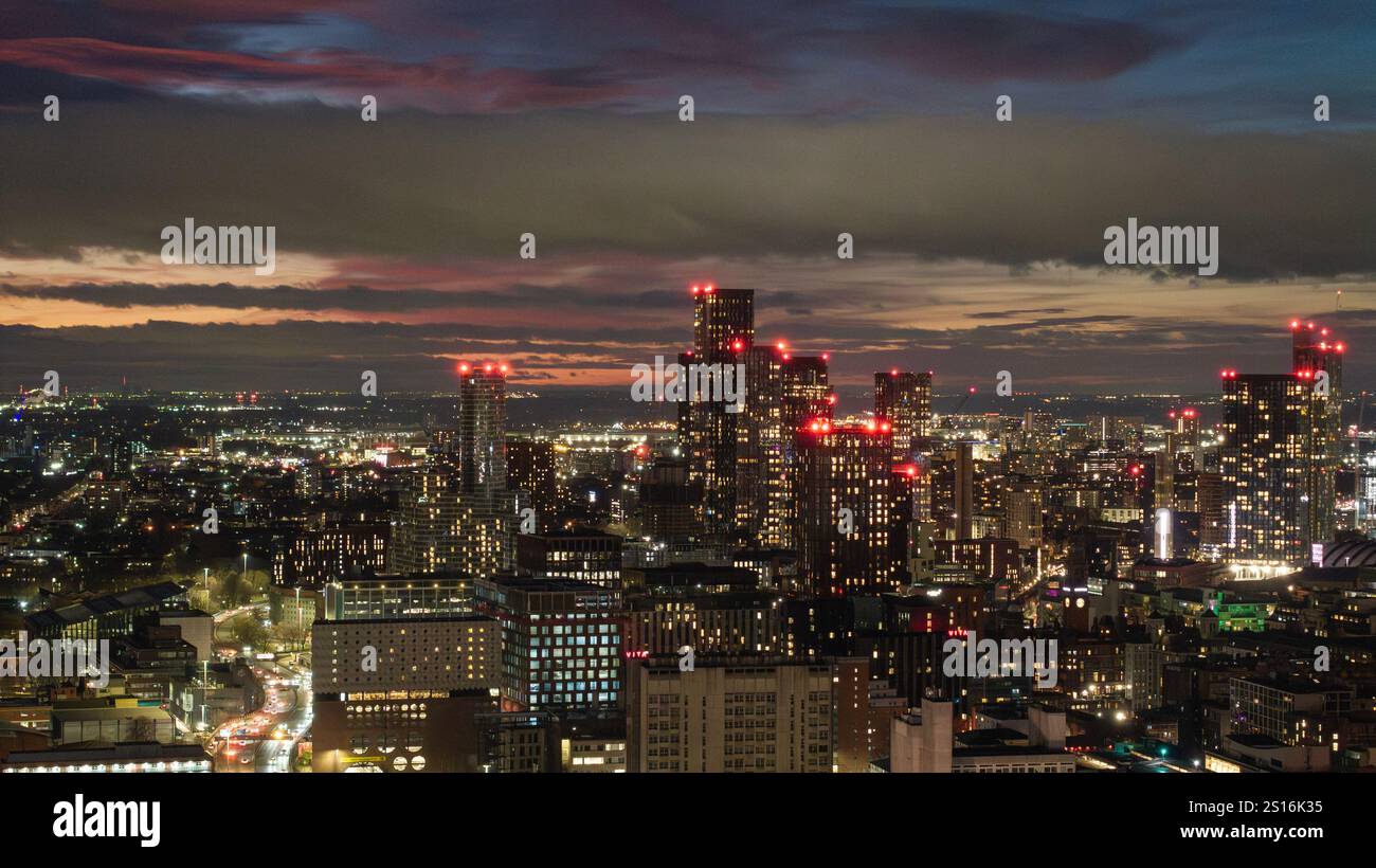 Luftaufnahme von Manchester mit Blick auf den Deansgate Square Komplex bei Sonnenuntergang und Dämmerung Stockfoto