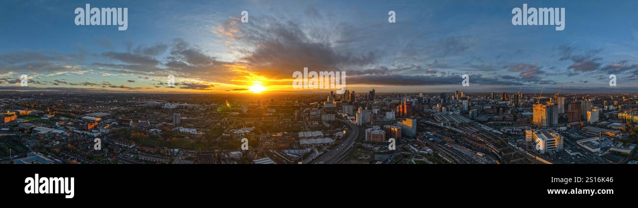 Luftaufnahme von Manchester mit Blick auf den Deansgate Square Komplex bei Sonnenuntergang und Dämmerung Stockfoto