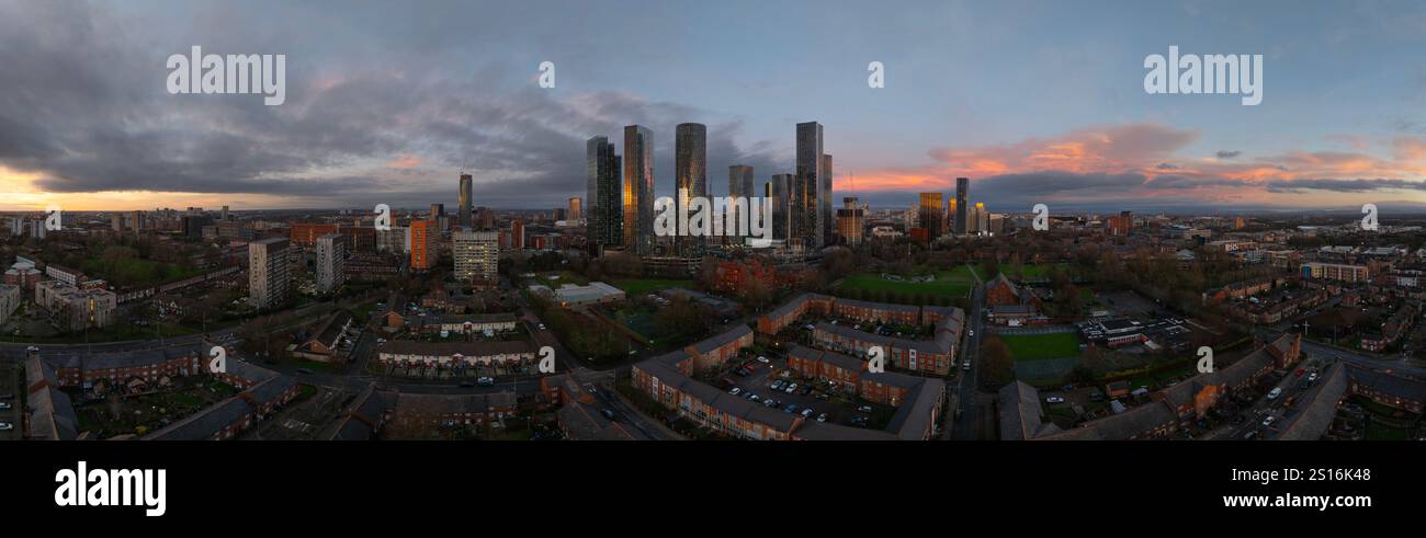 Luftaufnahme von Manchester mit Blick auf den Deansgate Square Komplex bei Sonnenuntergang und Dämmerung Stockfoto