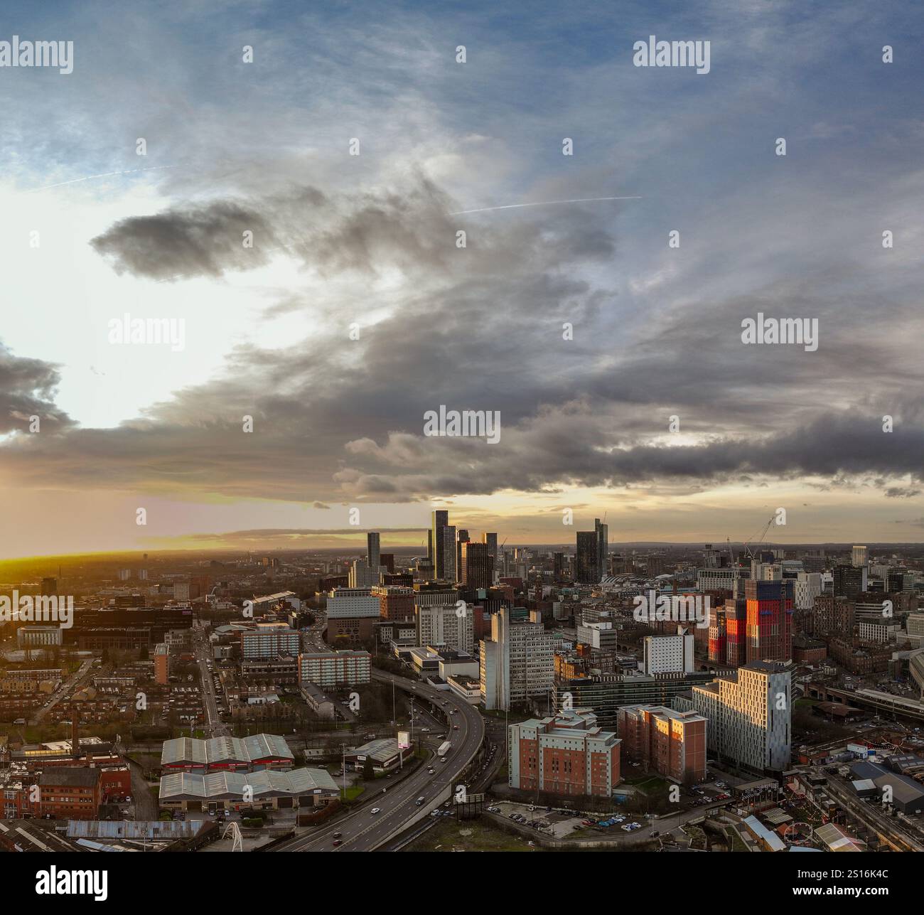 Luftaufnahme von Manchester mit Blick auf den Deansgate Square Komplex bei Sonnenuntergang und Dämmerung Stockfoto
