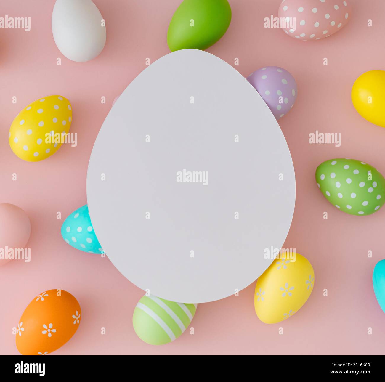 Frühlingsmuster aus bunten Ostereiern auf pastellrosa Hintergrund mit Papierkarte Notiz Kopierraum. Minimales Osterkonzept. Stockfoto