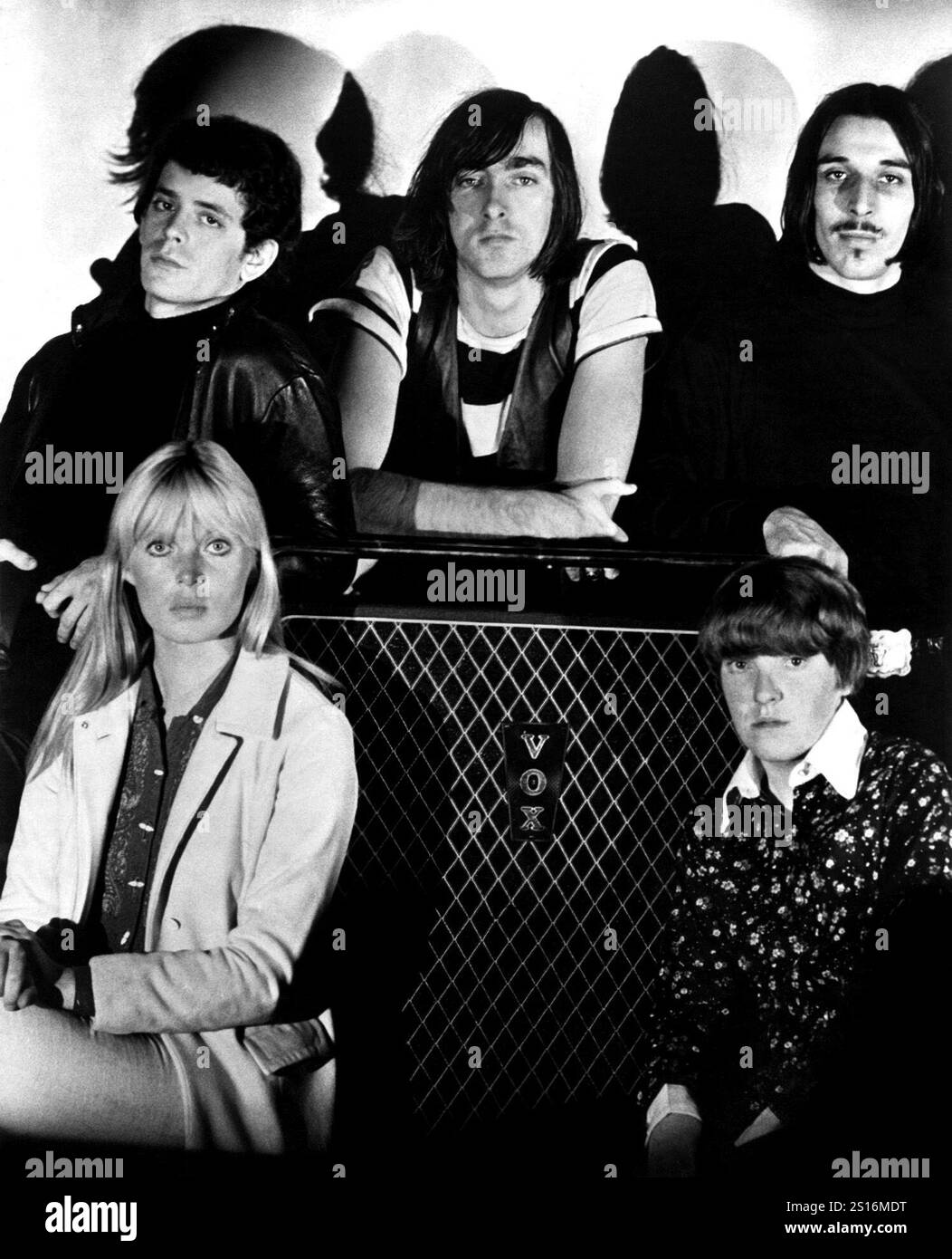 Velvet Underground - im Uhrzeigersinn von oben links Lou Reed, Sterling Morrison, John Cale, Maureen Tucker und Nico - Werbefoto, um 1966 Stockfoto