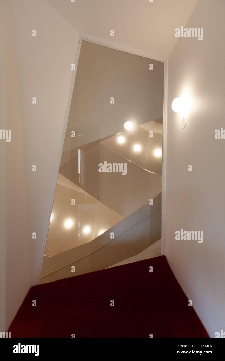 Place, Spanien - Oktober 2023: Ein einzigartiges Interieur des Casa Vicens mit geschwungenen Linien und moderner Beleuchtung. Das Design spiegelt Gaudis innovativen Stil wider Stockfoto