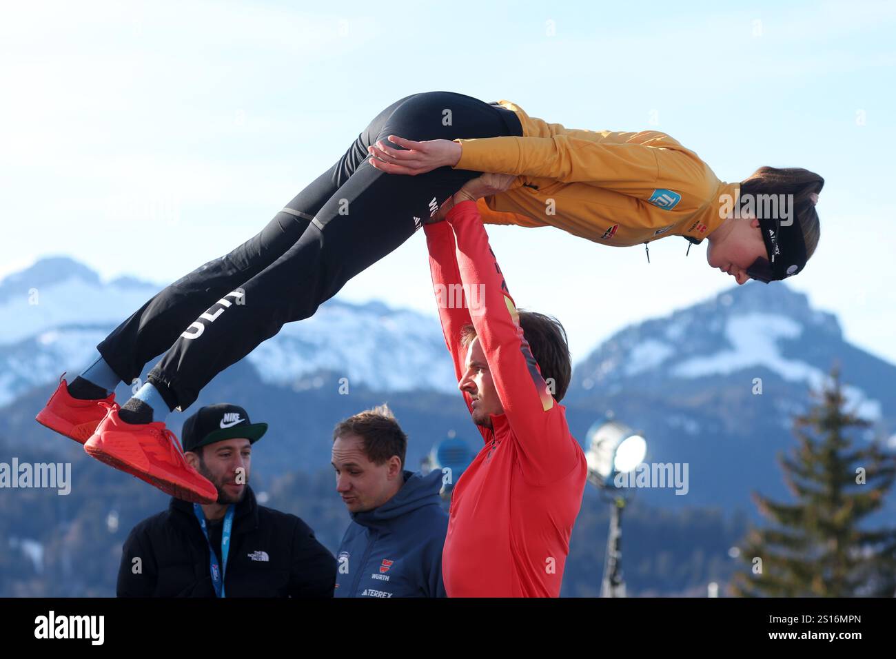 Oberstdorf, Deutschland. Januar 2025. Skisport/Skispringen: Weltcup, zwei-Nächte-Tour, große Schanze, Frauen, Training, Alvine Holz aus Deutschland bereitet sich auf das Springen vor. Quelle: Karl-Josef Hildenbrand/dpa/Alamy Live News Stockfoto