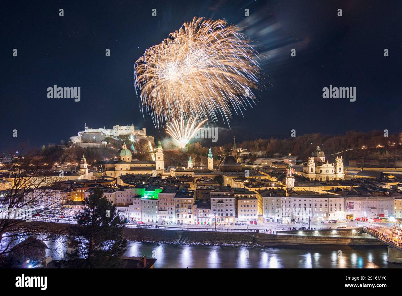 Salzburg: Silvester (Silvester), öffentliches Feuerwerk, Festungsschloss Hohensalzburg, Altstadt, Salzach, kathedrale, vom Berg Kapuzine Stockfoto