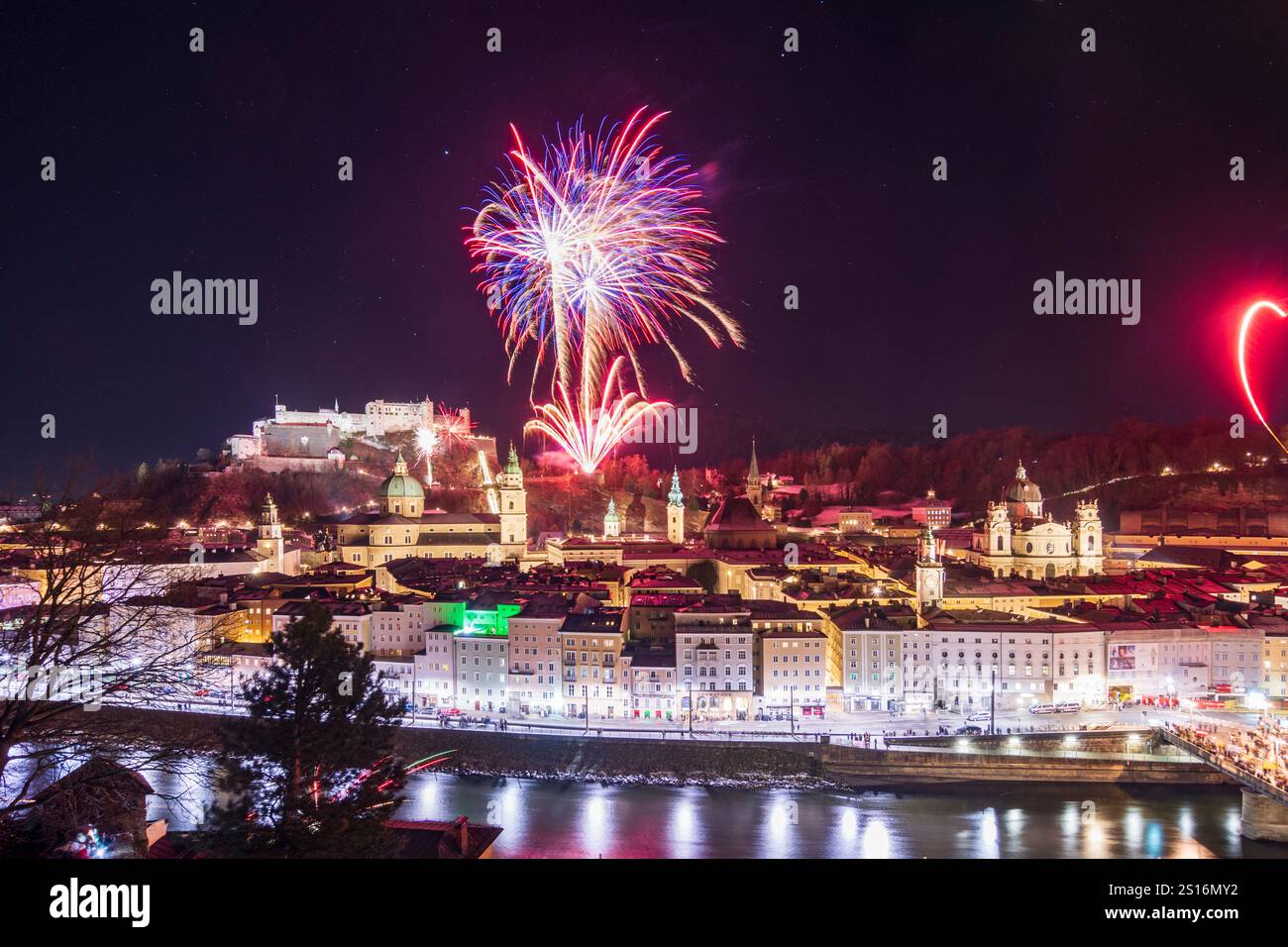 Salzburg: Silvester (Silvester), öffentliches Feuerwerk, Festungsschloss Hohensalzburg, Altstadt, Salzach, kathedrale, vom Berg Kapuzine Stockfoto
