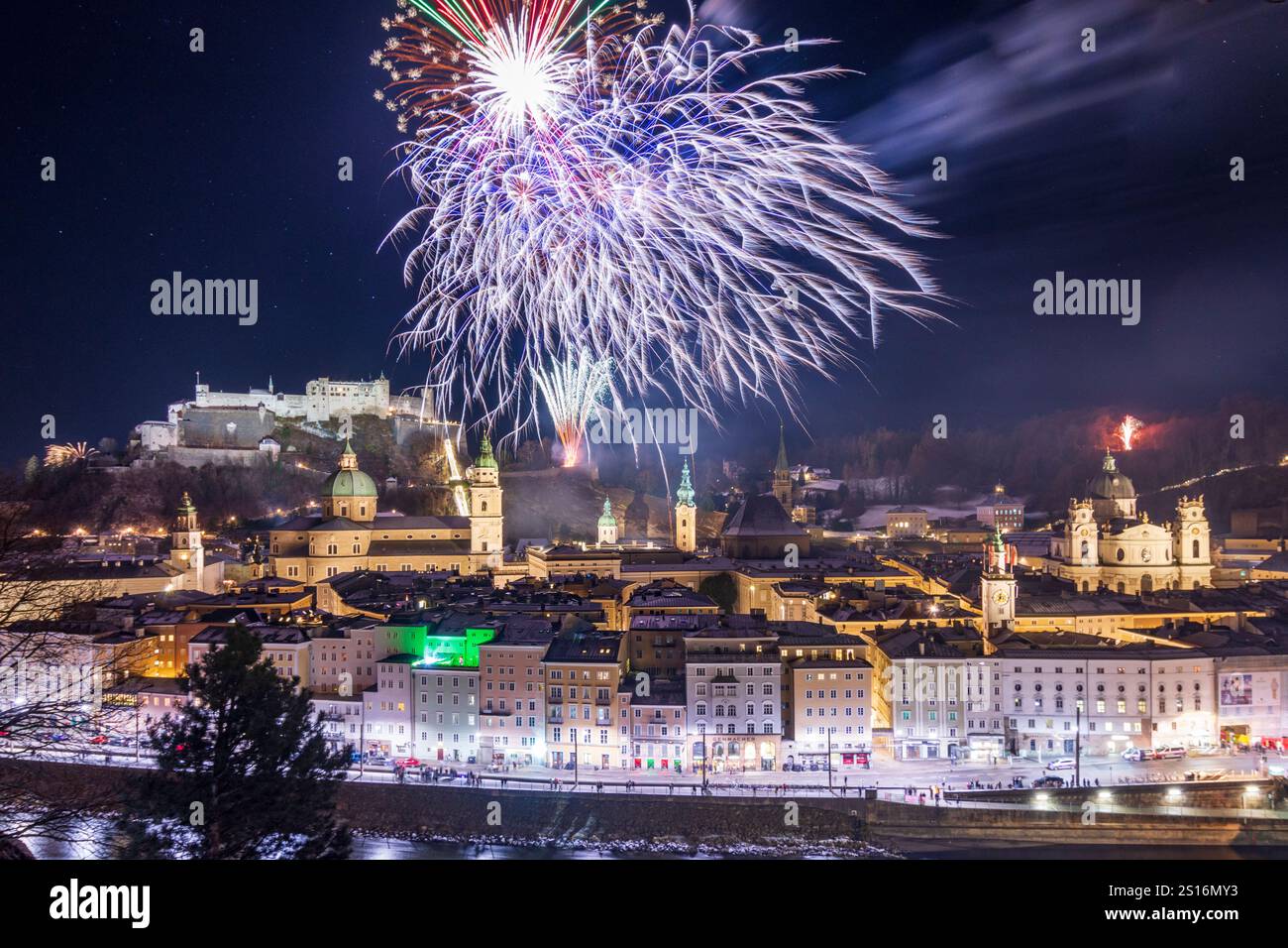 Salzburg: Silvester (Silvester), öffentliches Feuerwerk, Festungsschloss Hohensalzburg, Altstadt, Salzach, kathedrale, vom Berg Kapuzine Stockfoto