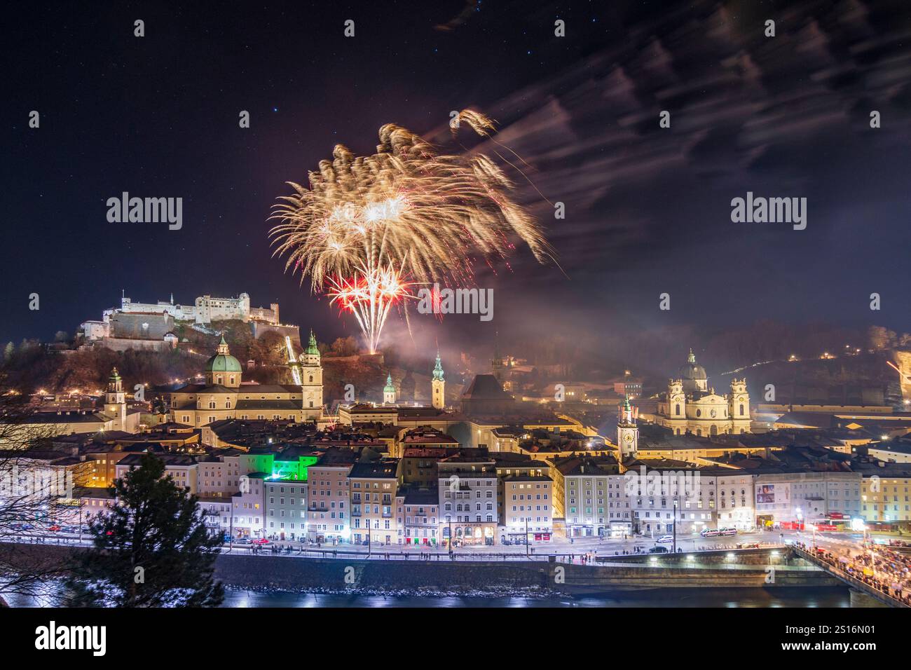 Salzburg: Silvester (Silvester), öffentliches Feuerwerk, Festungsschloss Hohensalzburg, Altstadt, Salzach, kathedrale, vom Berg Kapuzine Stockfoto